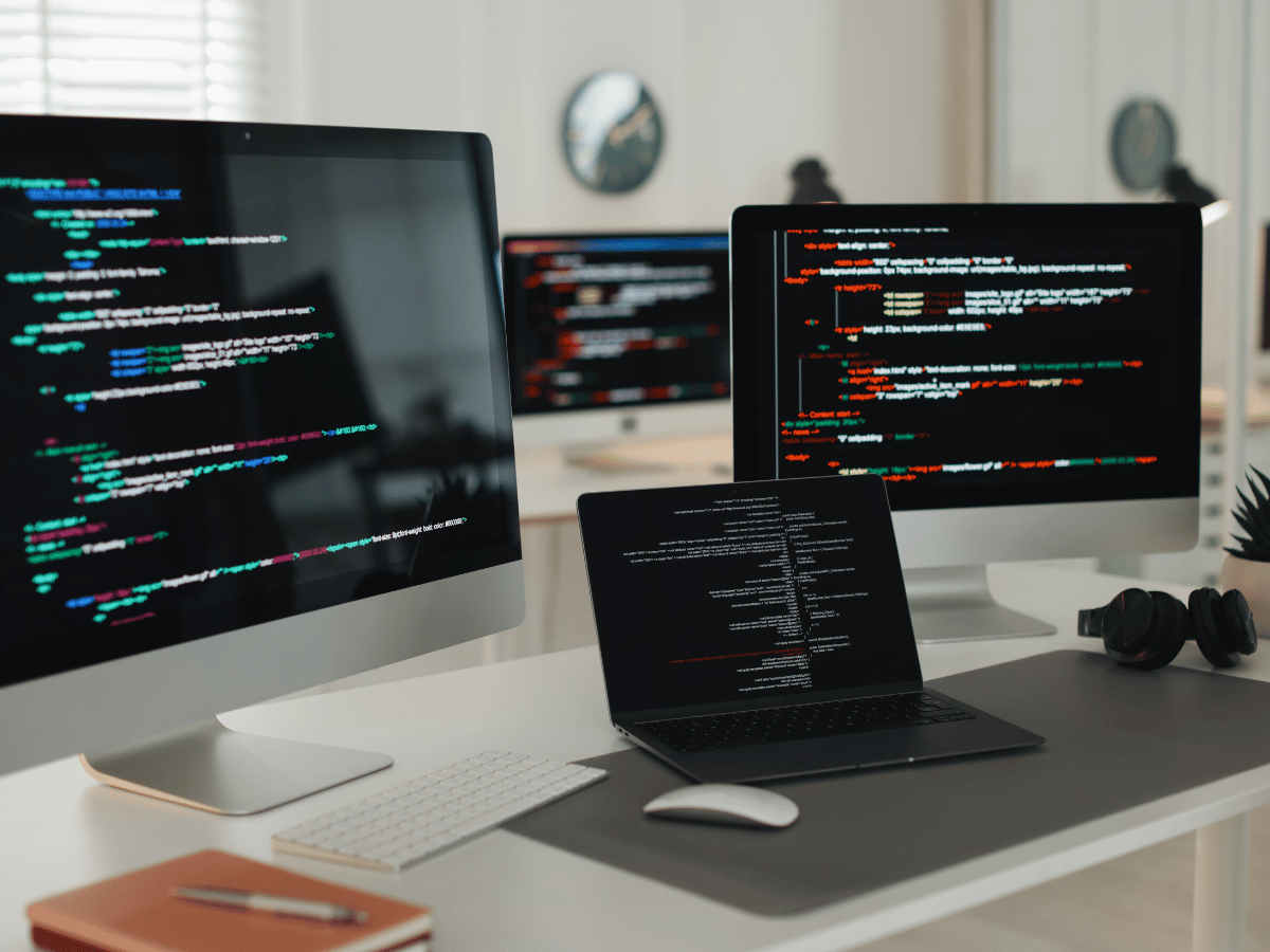 Odaklanmış bir şekilde kod yazan geliştirici